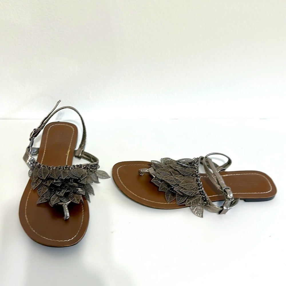 Women’s vintage gray leaf sandals​​​​​​